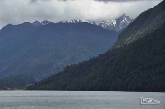 Montanhas altas, onde nascem diversas cachoeiras, cercam quase toda a extensão do Fiordo Largo, no sul do Chile